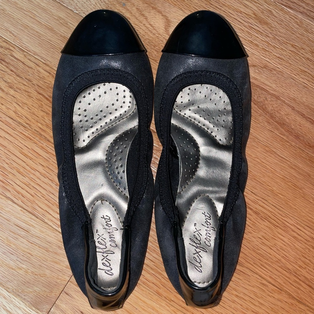 SIMPLE BLACK FLATS